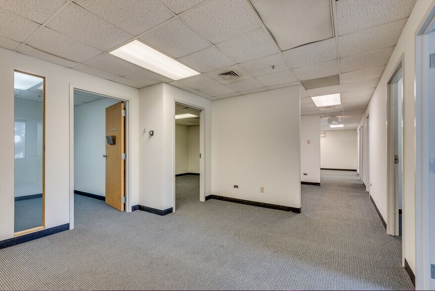 Primary Photo Of 10600 W Higgins Rd, Rosemont Office For Lease