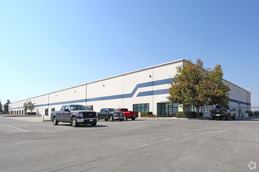 More Photos Of 900 N Plaza Dr, Visalia Distribution For Lease