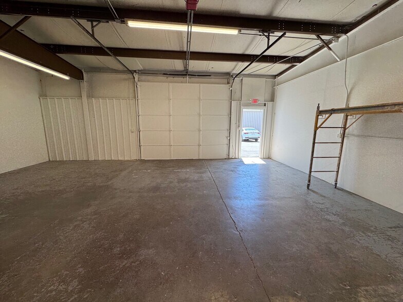 More Photos Of 1529 E Spruce St, Olathe Warehouse For Lease