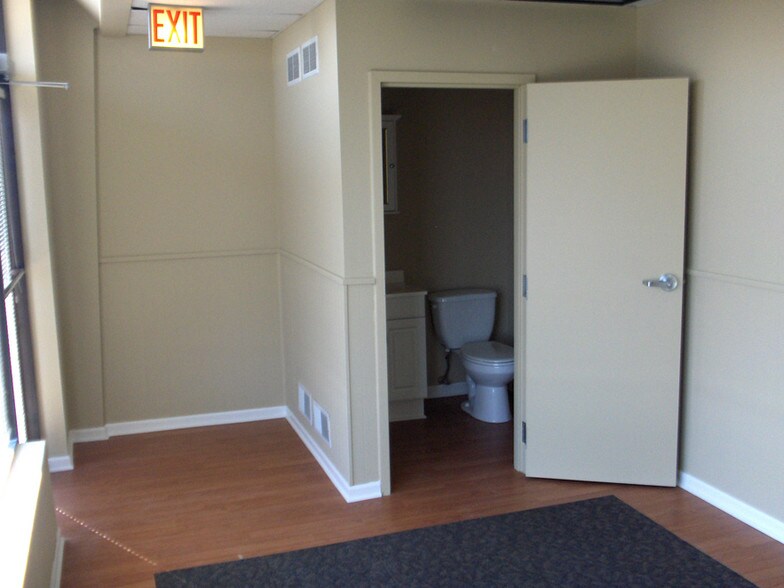 More Photos Of 750-754 Center Rd, Frankfort Office For Lease