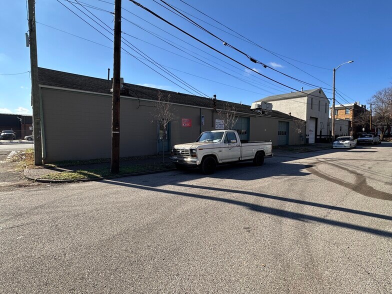 More Photos Of 105 E Hill St, Louisville Auto Repair For Sale