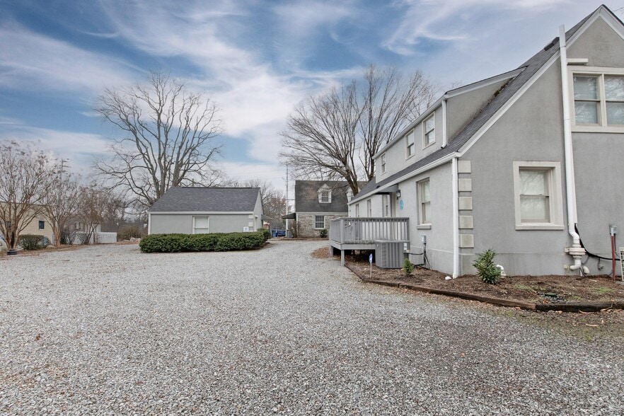 More Photos Of 111 Shivel Dr, Hendersonville Office For Sale