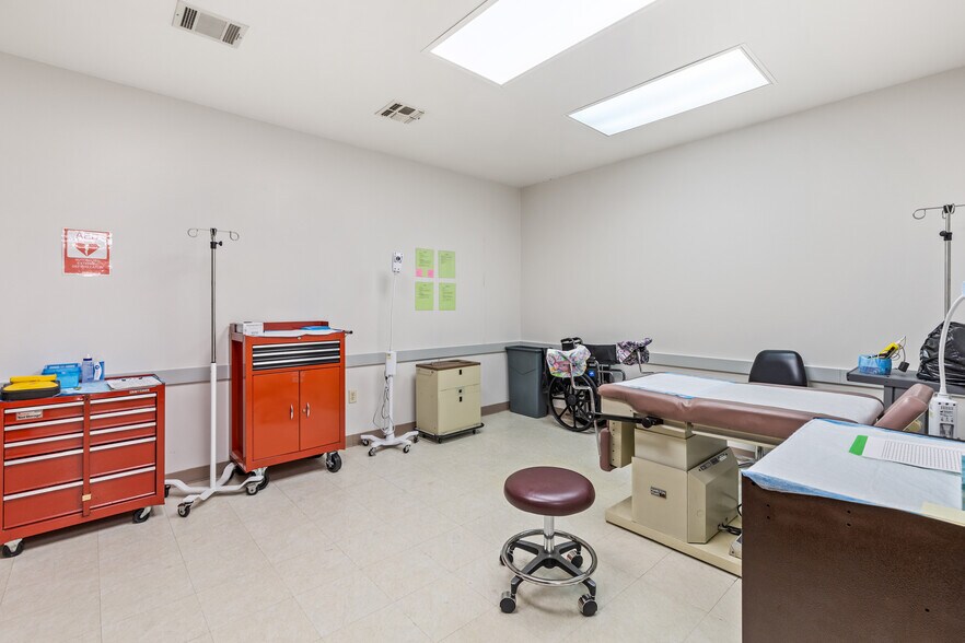 More Photos Of 8363 Meadow Rd, Dallas Office For Sale