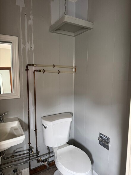 More Photos Of 1112 E Railroad St, Sandwich Office For Sale