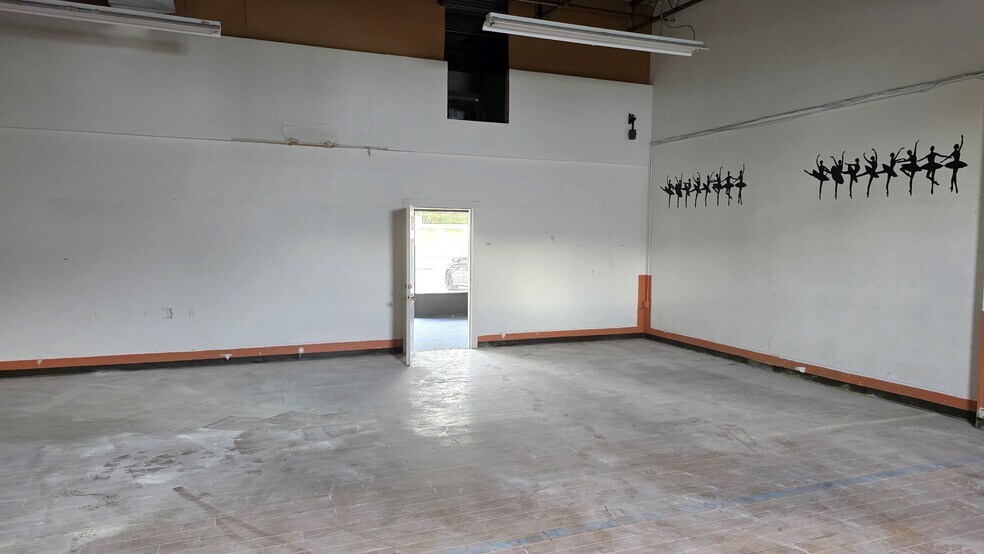 More Photos Of 122 Spring St, Southington Warehouse For Sale