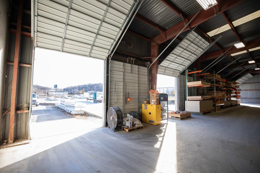 More Photos Of 2727 Roe Ln, Kansas City Manufacturing For Lease