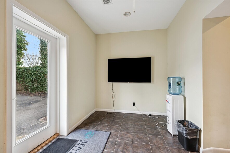 More Photos Of 28 Cameron St, Southampton Freestanding For Sale