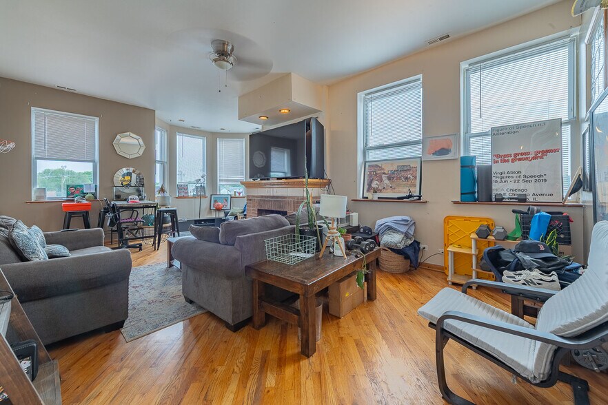 More Photos Of 601 W 47th St, Chicago Storefront Retail Residential For Sale
