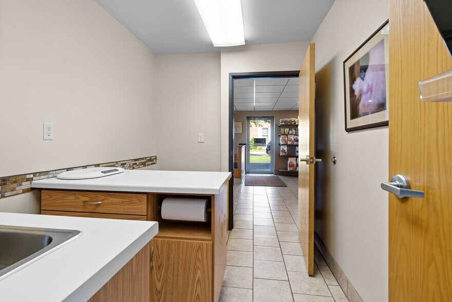 More Photos Of 1518 W Mason St, Green Bay Freestanding For Sale