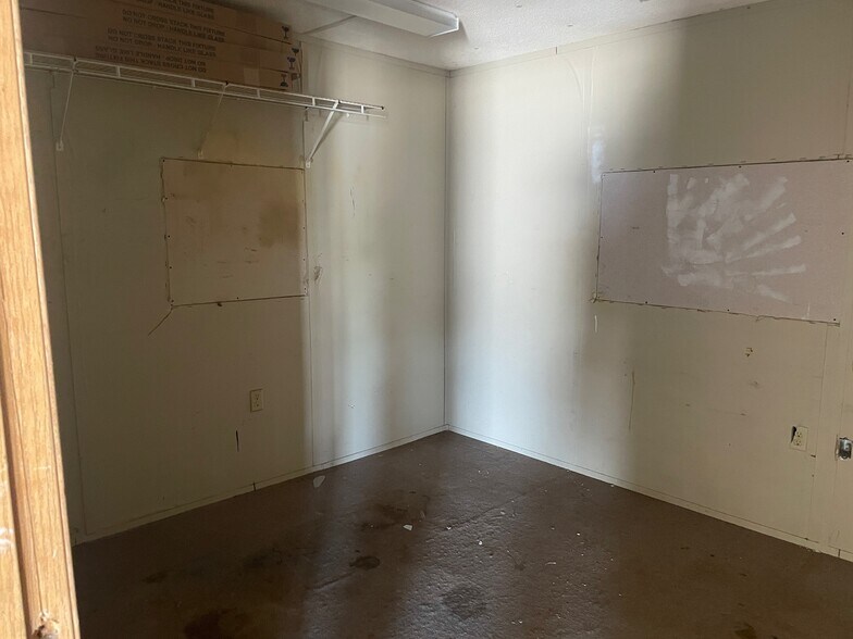 More Photos Of 268 Mill Ave, Hampshire Flex For Lease