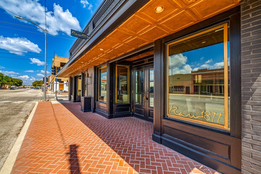 More Photos Of 38 N Chadbourne St, San Angelo Bar For Sale