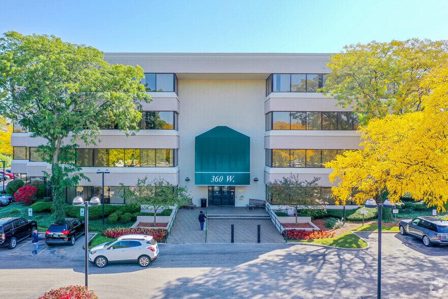 More Photos Of 360 W Butterfield Rd, Elmhurst Medical For Lease