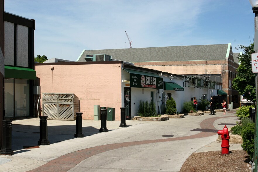 More Photos Of 521-529 E Grand River Ave, East Lansing Storefront For Lease