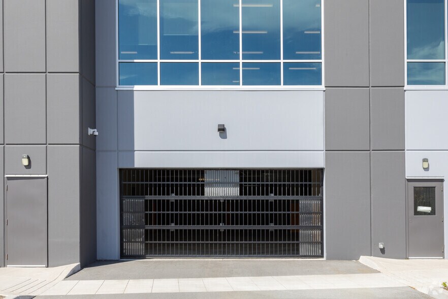 More Photos Of 15288 54A Ave, Surrey Office For Lease