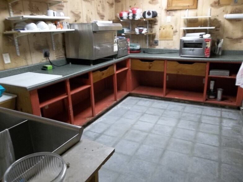 More Photos Of 3801 S Santa Fe Ave, Chanute Bar For Sale