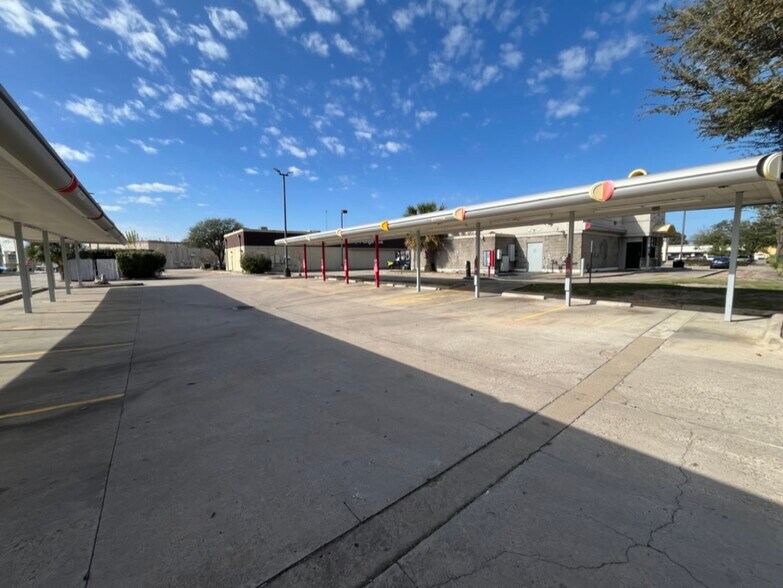 More Photos Of 5195 W 34th St, Houston Fast Food For Lease