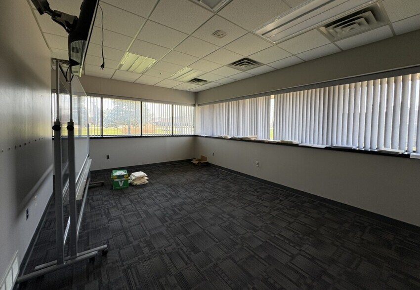 More Photos Of 51100 Grand River Ave, Wixom Manufacturing For Lease