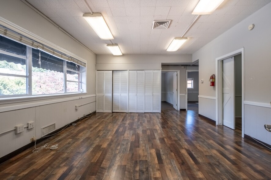 More Photos Of 1842 Banking St, Greensboro Office For Sale