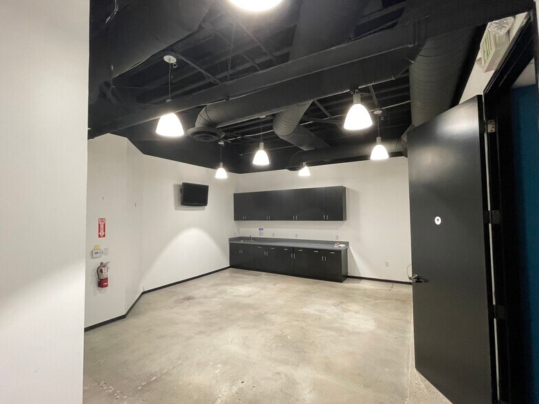 More Photos Of 26010 Mureau Rd, Calabasas Office For Sale