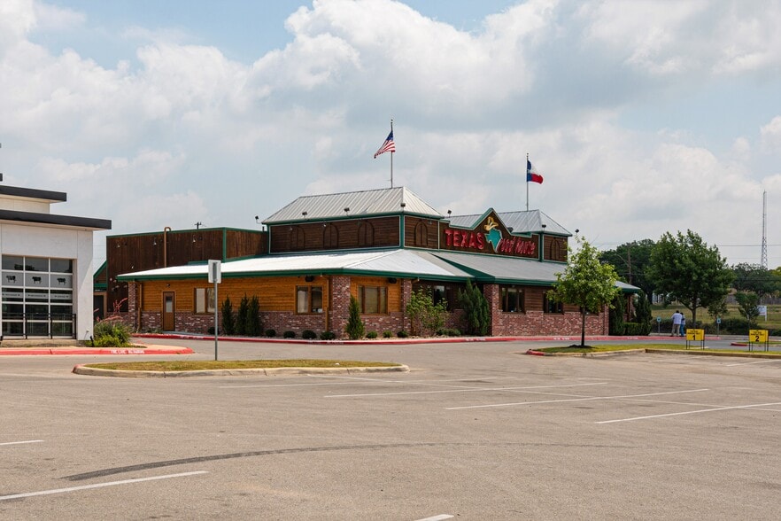 More Photos Of 2515 SE Military Dr, San Antonio General Retail For Sale