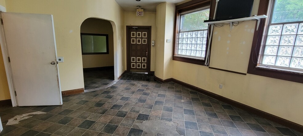 More Photos Of 861 W 46th St, Norfolk Warehouse For Lease
