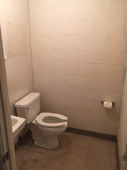 More Photos Of 238 E Washington St, Starke Distribution For Sale