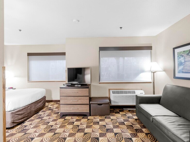 More Photos Of 1001 W College, Oak Creek Hotel For Sale