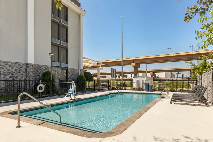 More Photos Of 11069 Composite Dr, Dallas Hotel For Sale