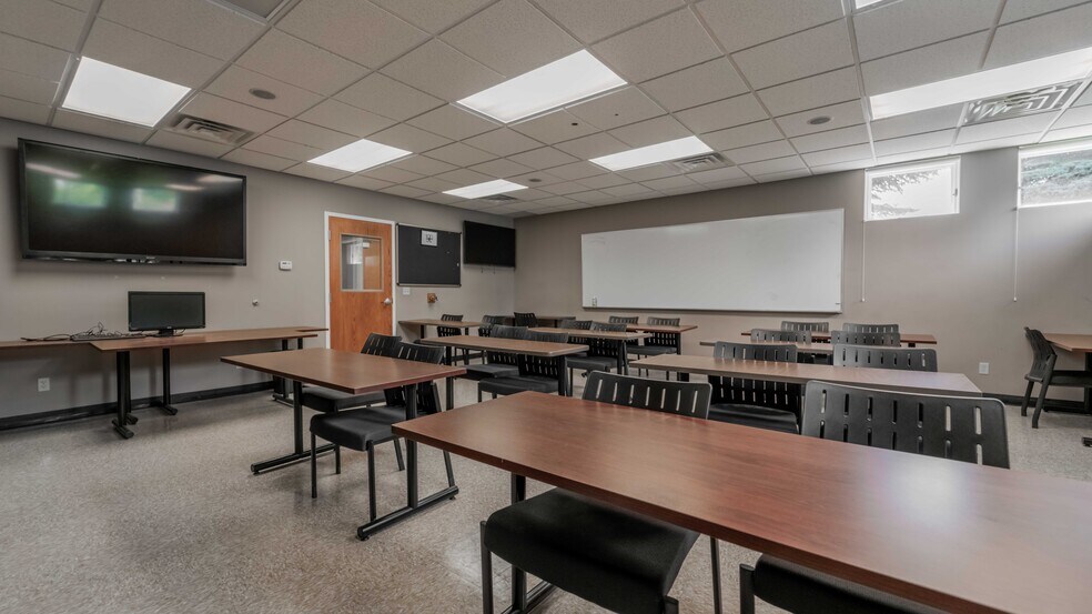 More Photos Of 600 Vale Park Rd, Valparaiso Flex For Lease