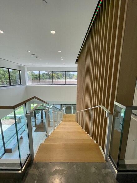 More Photos Of 2237 S Acadian Trwy, Baton Rouge Office For Lease