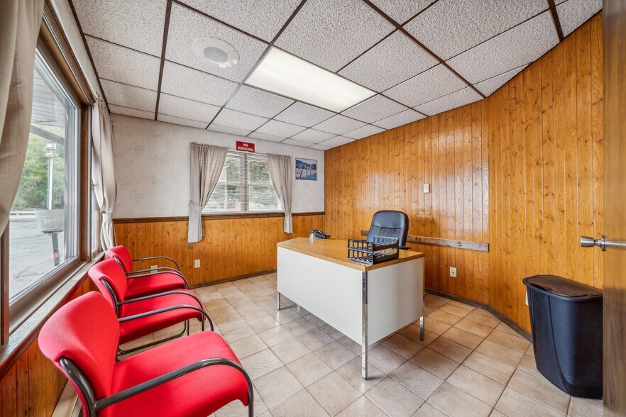 More Photos Of 123 Crossroads Rd, Scottdale Light Distribution For Sale