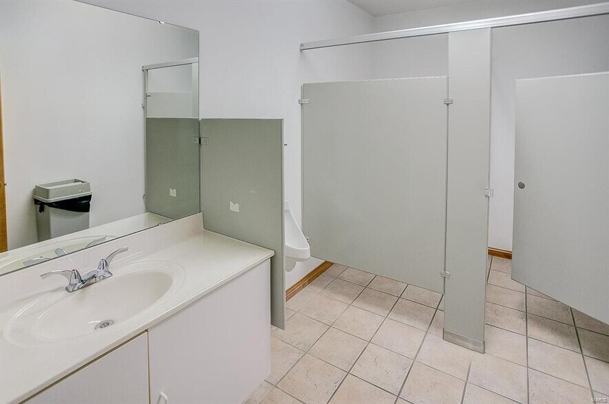 More Photos Of 824 N Market St, Waterloo Medical For Sale