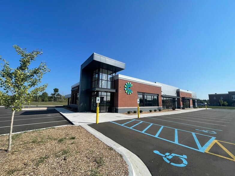 More Photos Of 1624 Independence Dr, Muskegon Storefront Retail Office For Lease