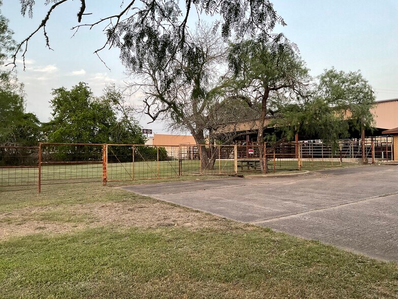 More Photos Of 1310 W Grand Ave, Yoakum Veterinarian Kennel For Sale