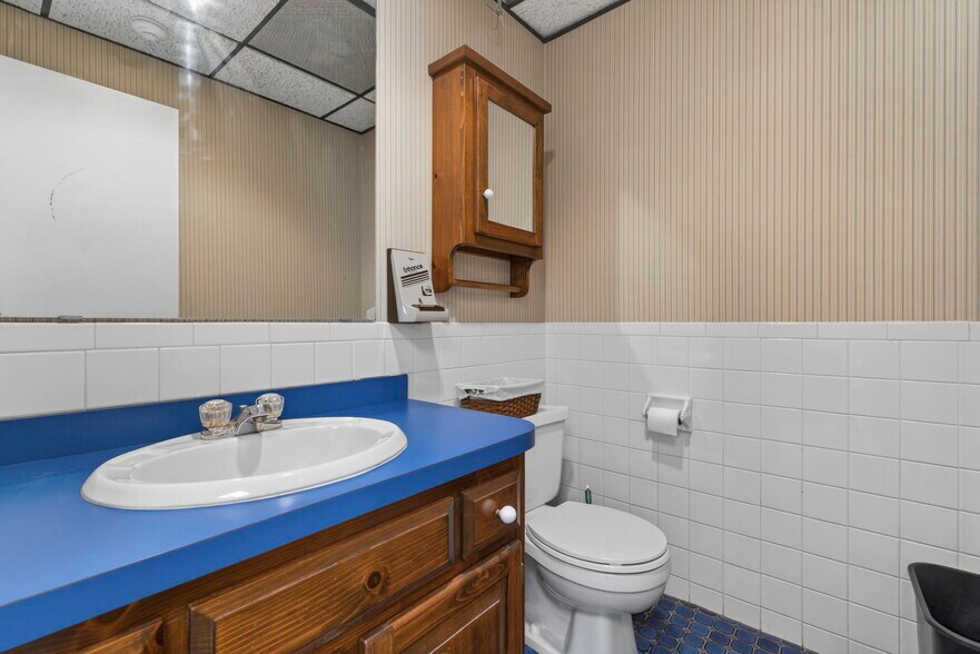 More Photos Of 24 Stickney Ter, Hampton Office For Sale