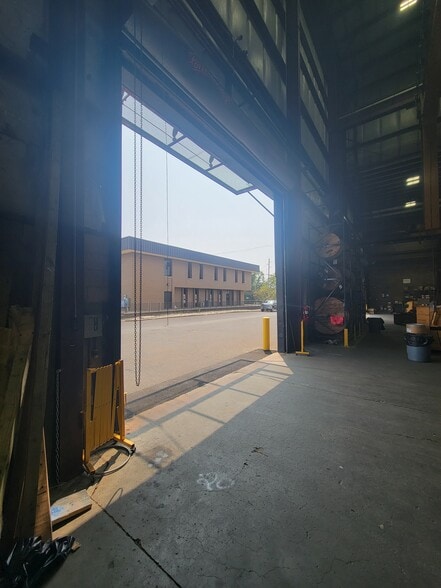 More Photos Of 333 Cedar Ave, Middlesex Warehouse For Lease