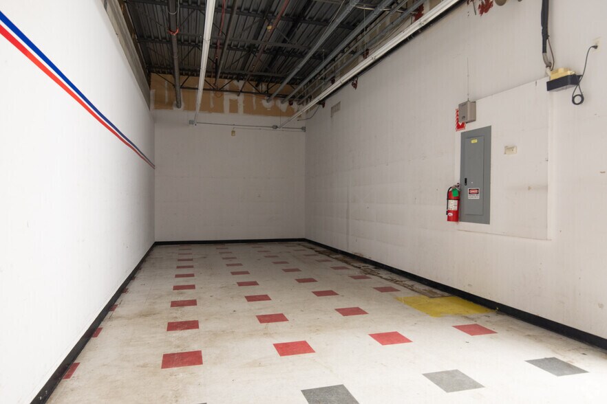 More Photos Of 1526-1596 Union Tpke, New Hyde Park Freestanding For Lease