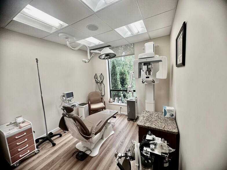 More Photos Of 4 Dearfield Dr, Greenwich Medical For Lease