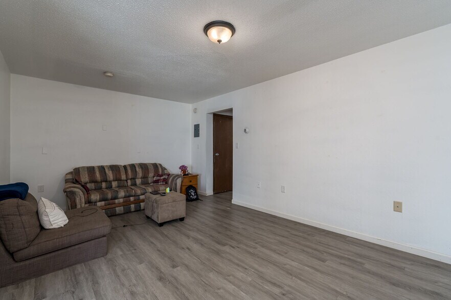 More Photos Of 3200 S Maple Ave, Slayton Apartments For Sale