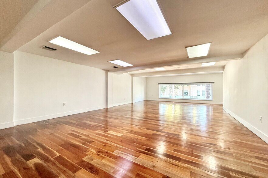 More Photos Of 726 Arthur Godfrey Rd, Miami Beach Restaurant For Lease