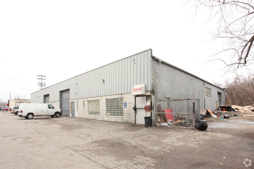 More Photos Of 5616-5618 Van Born Ct, Dearborn Heights Warehouse For Lease