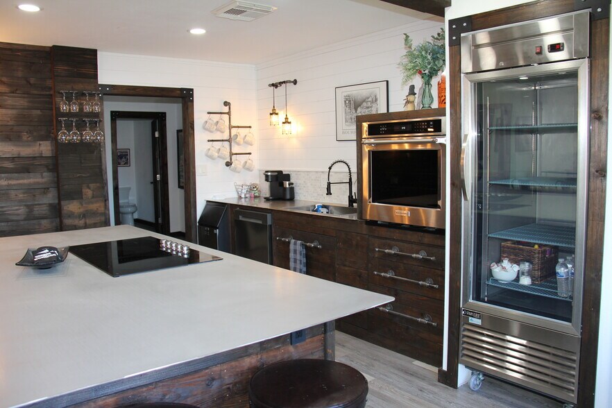 More Photos Of 98 Avenue A, Conroe General Retail For Lease