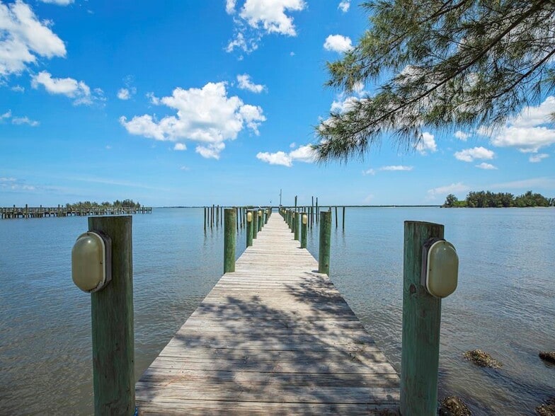 More Photos Of 412 Indian River Dr, Sebastian Hotel For Sale