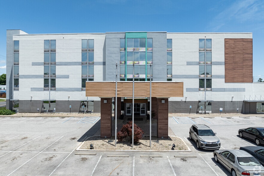 More Photos Of 2910 Fort Campbell Blvd, Hopkinsville Hotel For Sale