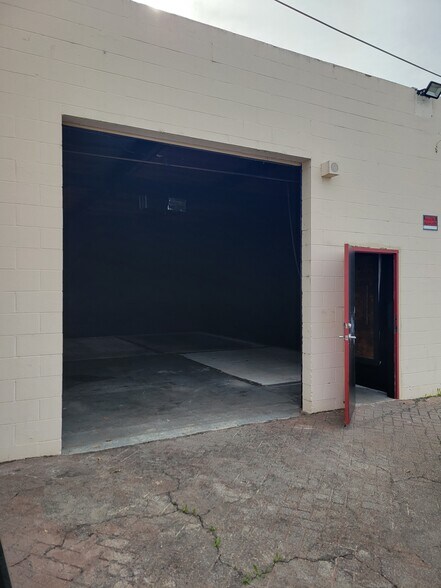 More Photos Of 6900 Deering Ave, Canoga Park Service For Lease