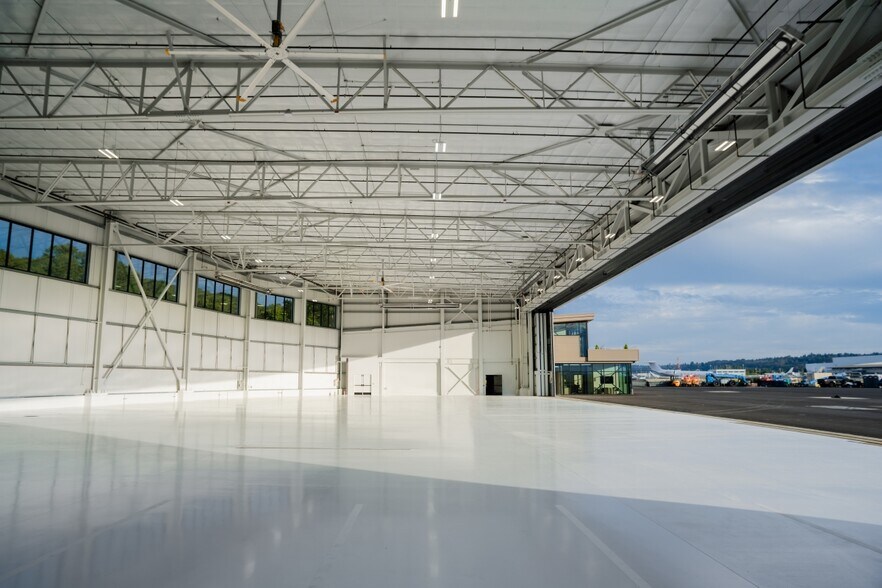 More Photos Of 8555 Perimeter Rd S, Seattle Airplane Hangar For Lease