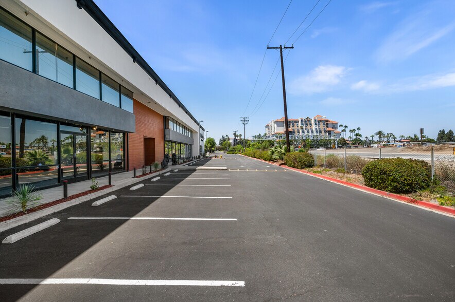 More Photos Of 800 E Dyer Rd, Santa Ana Showroom For Sale