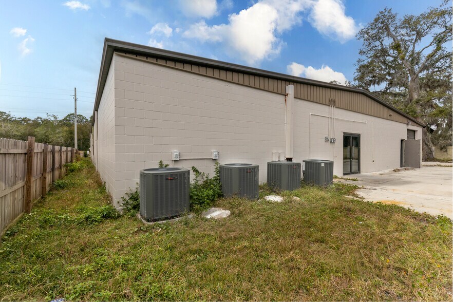 More Photos Of 5953 Roosevelt Blvd, Jacksonville Storefront Retail Office For Lease