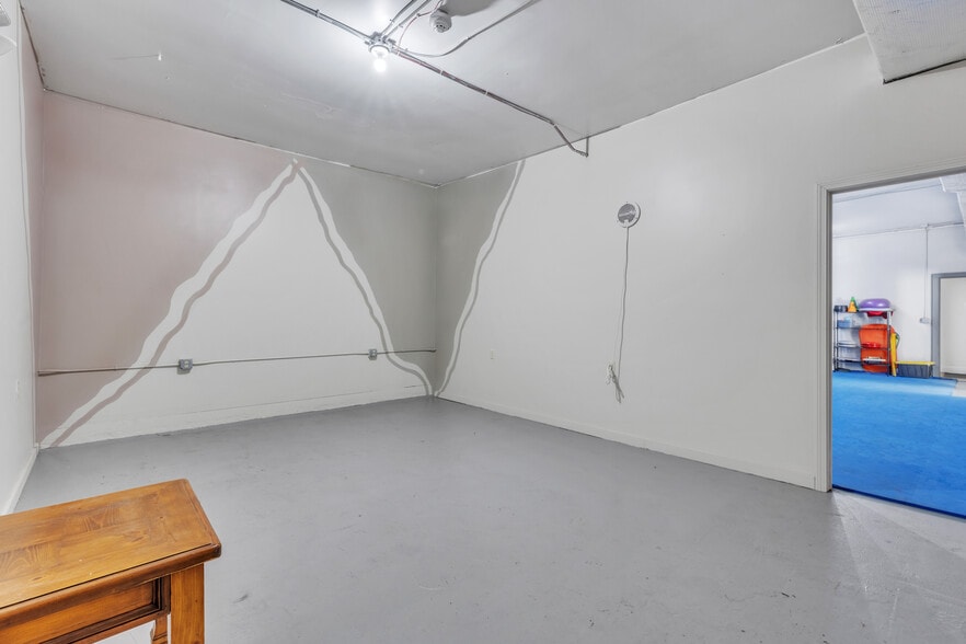 More Photos Of 203 Long Plain Rd, Whately Service For Sale