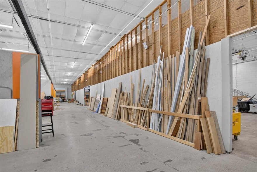 More Photos Of 2401 Hickman Rd, Des Moines Warehouse For Sale